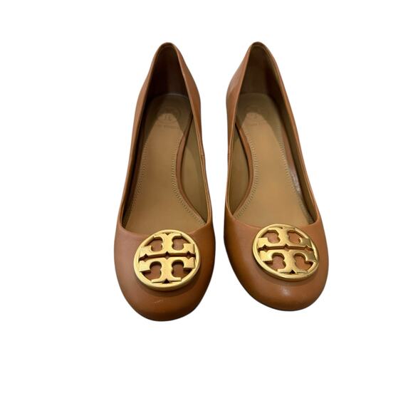 Tory Burch Chelsea Tan Leather Wedge Heel Gold Logo Pumps Size 6 - Picture 2 of 11